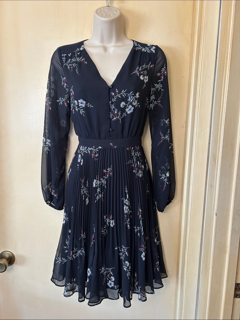 Ann Taylor Black Floral Pleated Long-Sleeve Dress size 00P